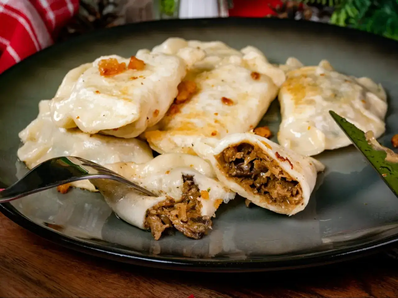 Pyszne pierogi z kapustą i grzybami. Czy pies może jeść kapustę kiszoną? Lepiej nie ryzykować, ale te pierogi są dla ludzi!